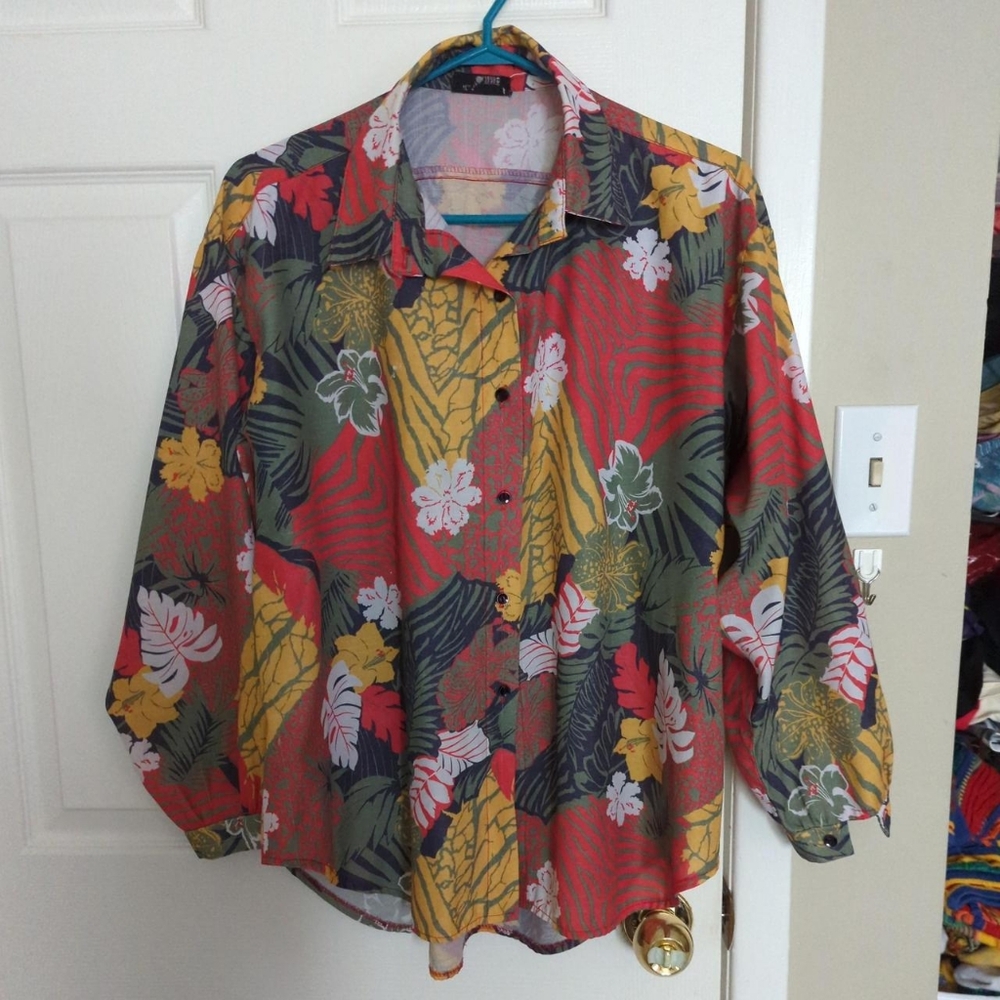 La Cité Vintage Long Sleeve Button Up Blouse